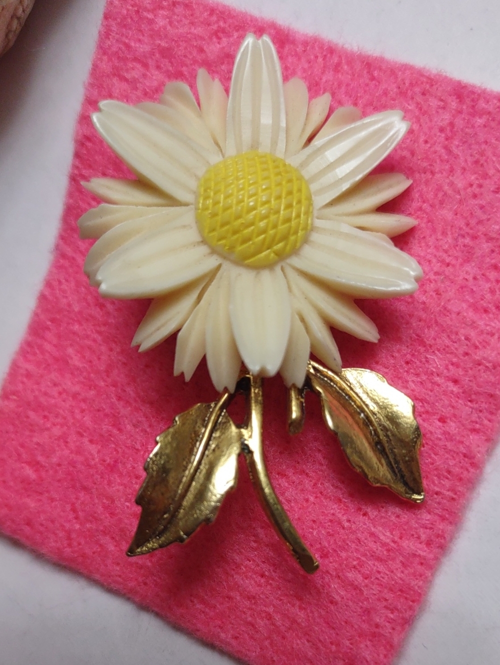 Vintage Thermoset Daisy Brooch Goldtone Stem & Leaves